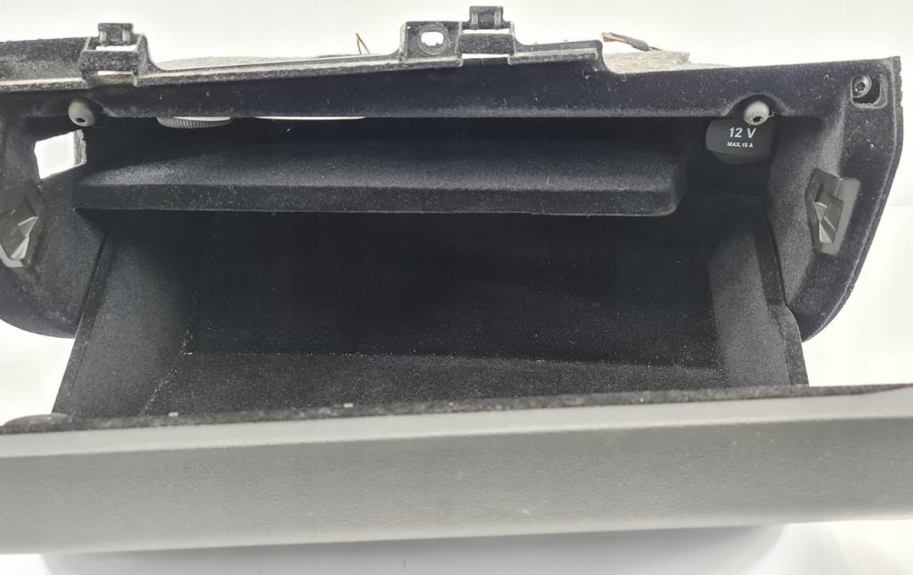 Priehradka, kastlík spolujazdca MERCEDES W212  Európa