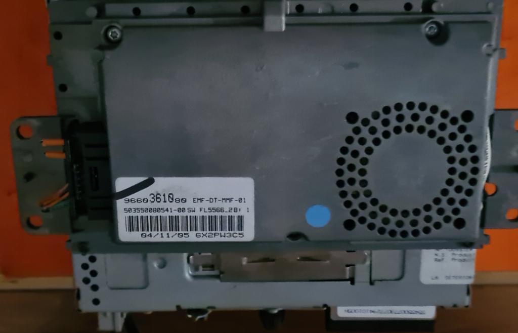 RADIO  Dislpej  PEUGEOT 407 96601833YW -- KOD NEMAME --