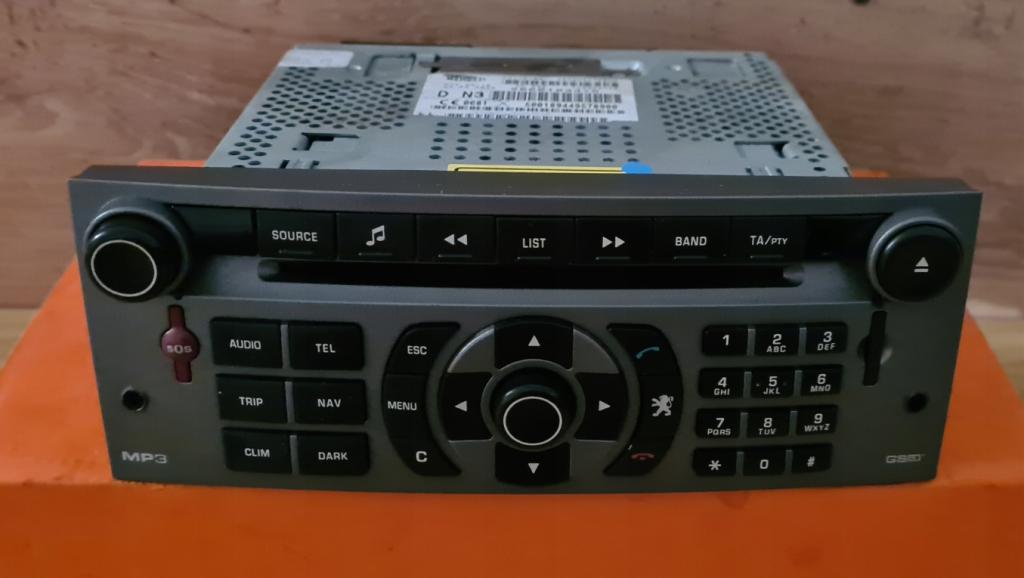 RADIO  Dislpej  PEUGEOT 407 96601833YW -- KOD NEMAME --