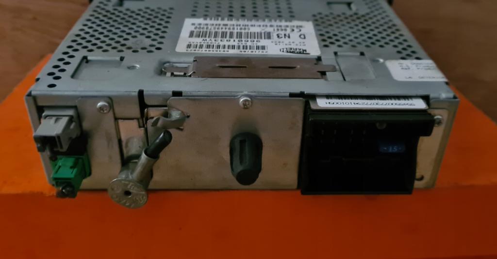 RADIO  Dislpej  PEUGEOT 407 96601833YW -- KOD NEMAME --