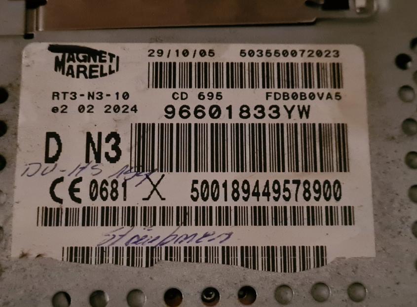 RADIO  Dislpej  PEUGEOT 407 96601833YW -- KOD NEMAME --