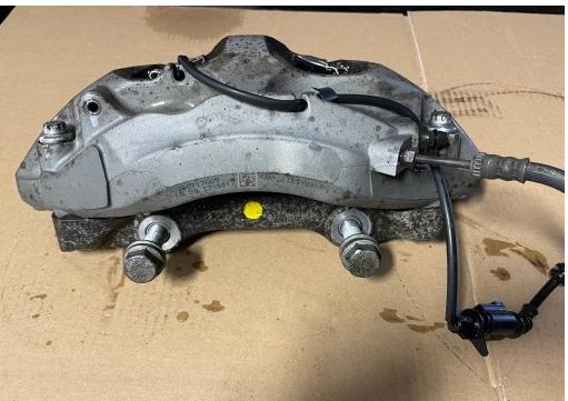 AUDI Q7 4M Brzdič strmeň predný ľavy 4M0615105BC