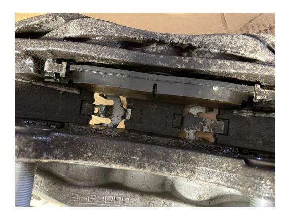 AUDI Q7 4M Brzdič strmeň predný ľavy 4M0615105BC