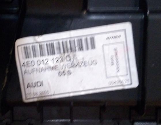 Priehradka, kastlík dverí  trojuholník 4E0012123D AUDI A8 D3