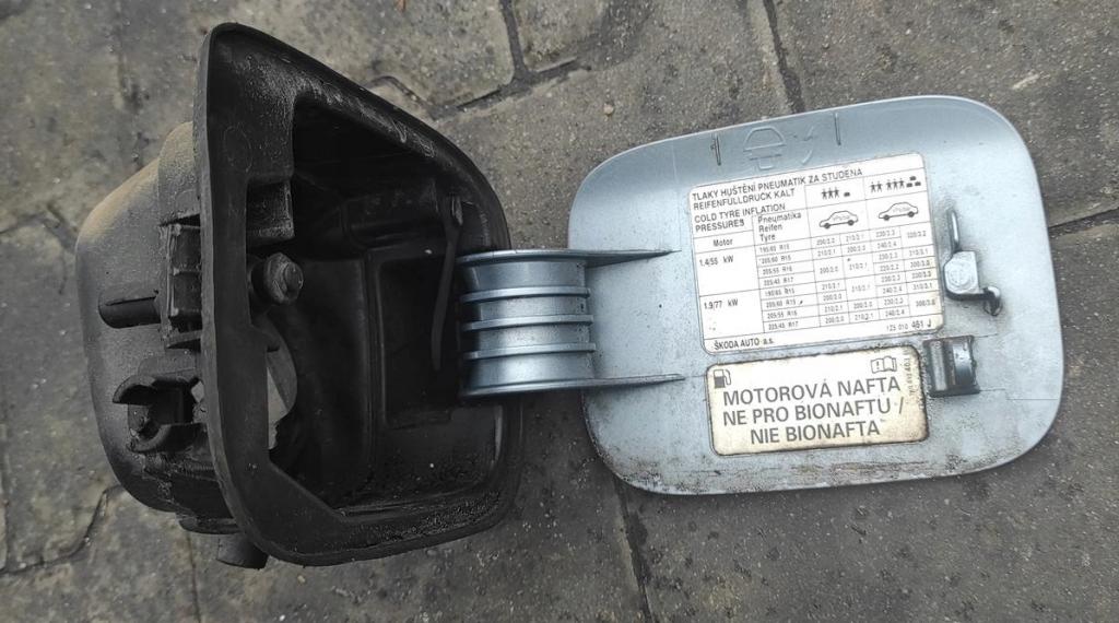dvířka nádrže paliva SKODA OCTAVIA II HB
