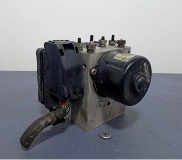 VOLVO S80 I LIFT 2.4 D5 163 HP Pumpa ABS P30643979