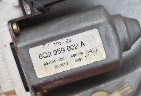 Mechanizmus okna ľavy predný  SEAT IBIZA 3 III 3D 6L3837755G