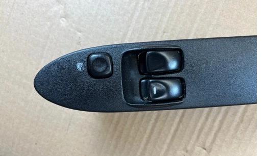 Mitsubishi Space Star přepínač: okien   MR915959