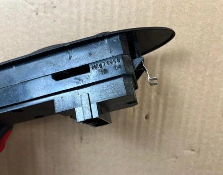 Mitsubishi Space Star přepínač: okien   MR915959