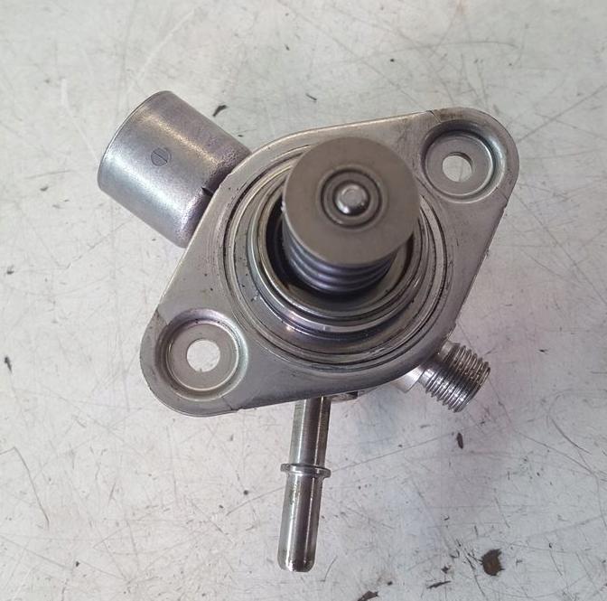 pompa čerpadlo:  Ford Focus MK3 1,0 CM5G-9D376-GA