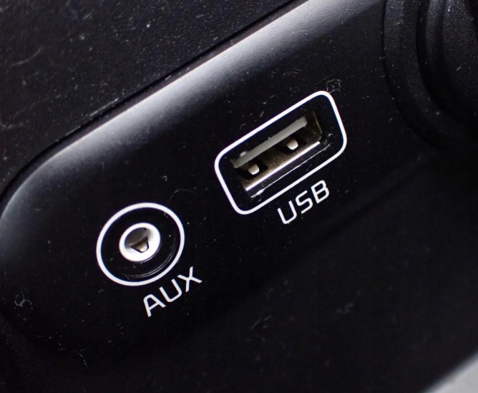 Priehradka, kastlík Pláto Rámček USB AUX Európa KIA CEED II 15R