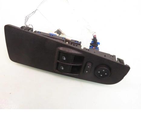 Fiat Punto Grande 1.4 77 HP prepínač okien spätných zrkadiel 735380444