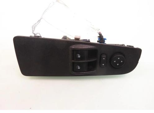 Fiat Punto Grande 1.4 77 HP prepínač okien spätných zrkadiel 735380444