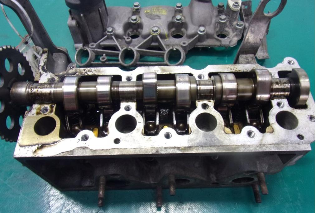 VOLKSWAGEN POLO 1.2 V6 Hlava valcov  03D103374F  ( poskodeny ventil - vackovy hriadel pridrety )