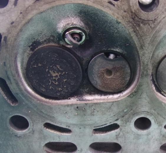 VOLKSWAGEN POLO 1.2 V6 Hlava valcov  03D103374F  ( poskodeny ventil - vackovy hriadel pridrety )