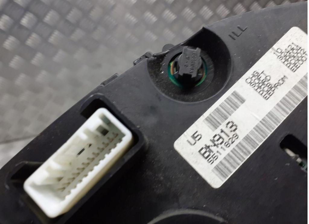 Nissan Almera N16 2000-2006 1.5 16V - 98 HP manual 72 kW 1497 cm3 Prístrojovka MEC32-211 BN913 28590C9965