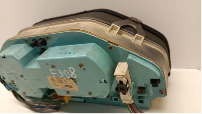 BMW III 3 E30 Prístrojová doska 1385361 616.044.4335 MOTOMETER