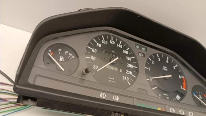 BMW III 3 E30 Prístrojová doska 1385361 616.044.4335 MOTOMETER