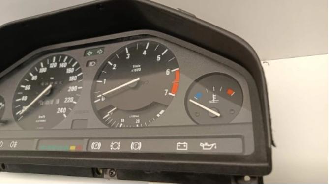 BMW III 3 E30 Prístrojová doska 1385361 616.044.4335 MOTOMETER