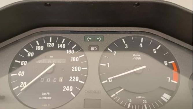 BMW III 3 E30 Prístrojová doska 1385361 616.044.4335 MOTOMETER