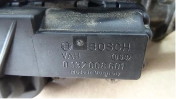 VW GOLF 3 III 1.6 8V Teleso vzduchovej škrtiacej klapky 0132008601