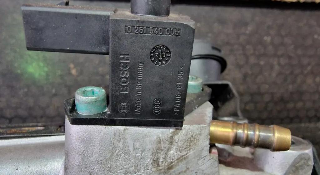 VW Golf IV 1.6 FSI BAD Snímač ventil 036906336 0261540005