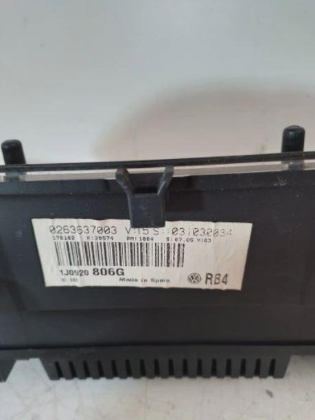 VOLKSWAGEN GOLF IV 1.9 TDI ALL/W/5 Prístrojová doska 1J0920806G