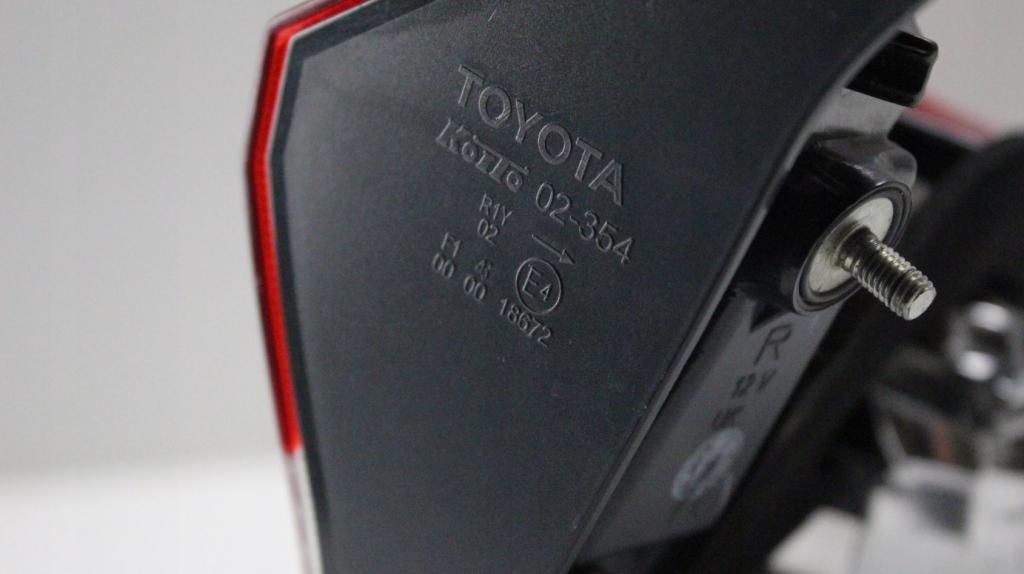 TOYOTA AURIS II LIFT KOMBI 2015+  Svetlo zadné pravé LED 02-354