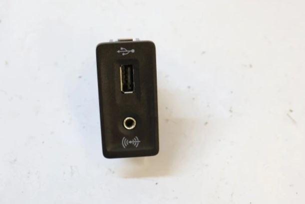 VW Golf Sportsvan Zásuvka USB 5G0035222E