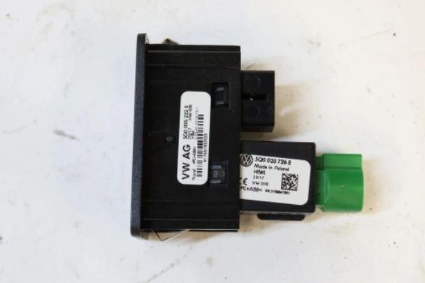 VW Golf Sportsvan Zásuvka USB 5G0035222E