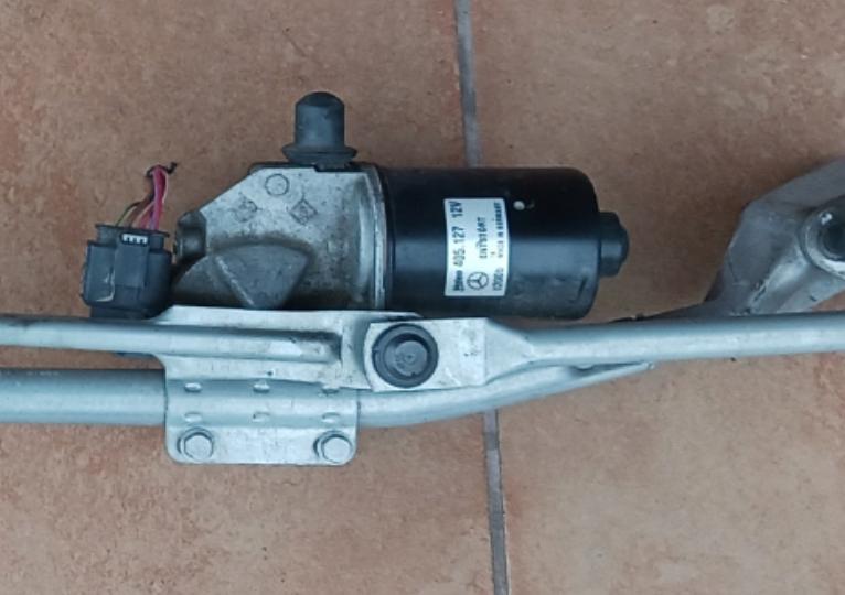 MERCEDES W169 W245 Mechanizmus stieračov predný A1698202148 (Motorčeky stieračov predné)