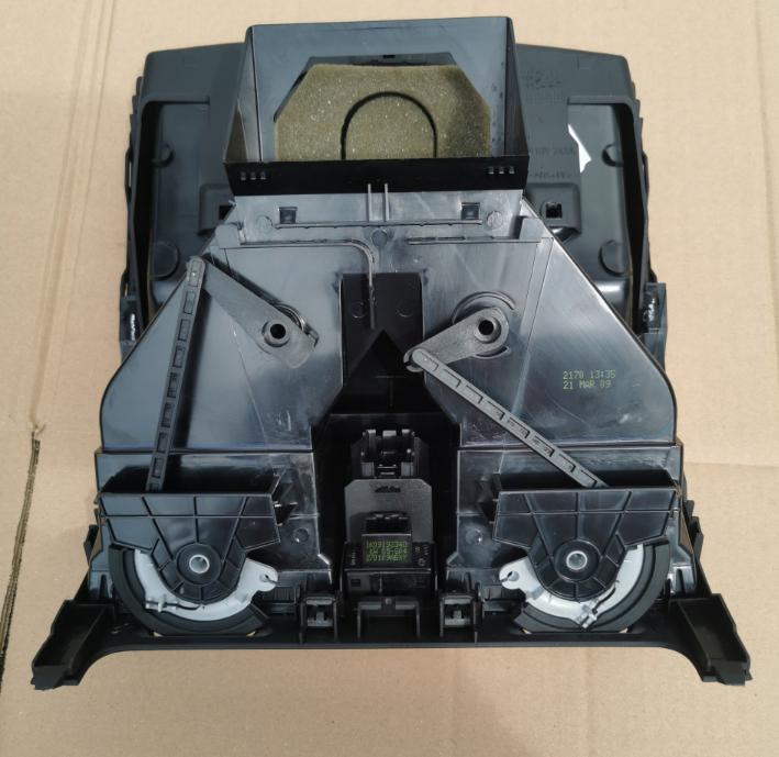 VW GOLF V 5 stredová mriežka topenia 1K0819743A