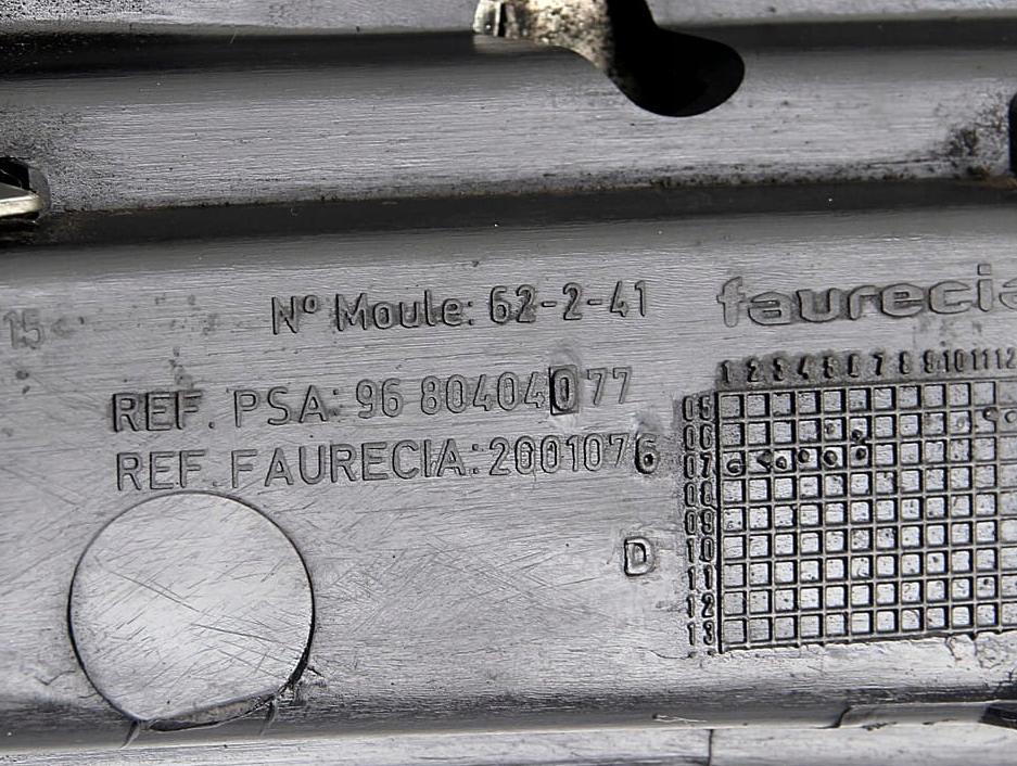 CITROEN C4 Mriežky nárazníka pravy predný 9680404077