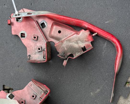 Renault Clio IV Uchytenie držiak blatníka pravy 620431659R