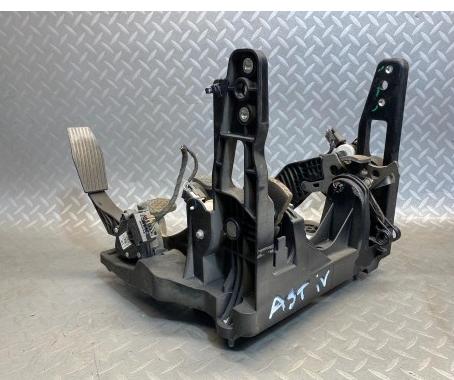 OPEL ASTRA J sedan 2012 - 2022   PEDÁLE manuálne 13366759 (Pedále) KOMPLET