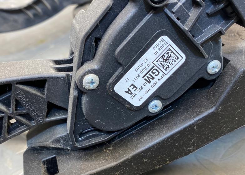 OPEL ASTRA J sedan 2012 - 2022   PEDÁLE manuálne 13366759 (Pedále) KOMPLET