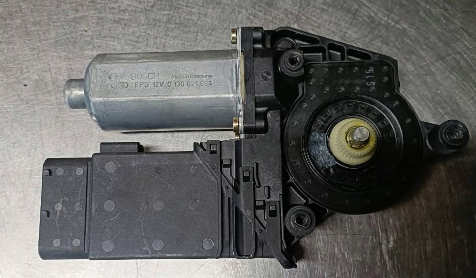 Volkswagen Passat B5 Motorček sťahovania okna predný pravy 3B4837752EG