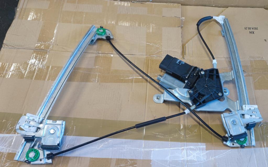 Mechanizmus sťahovania okna + motorček predný ľavý Škoda Octavia I FL 104411-302, 1U4959801D
