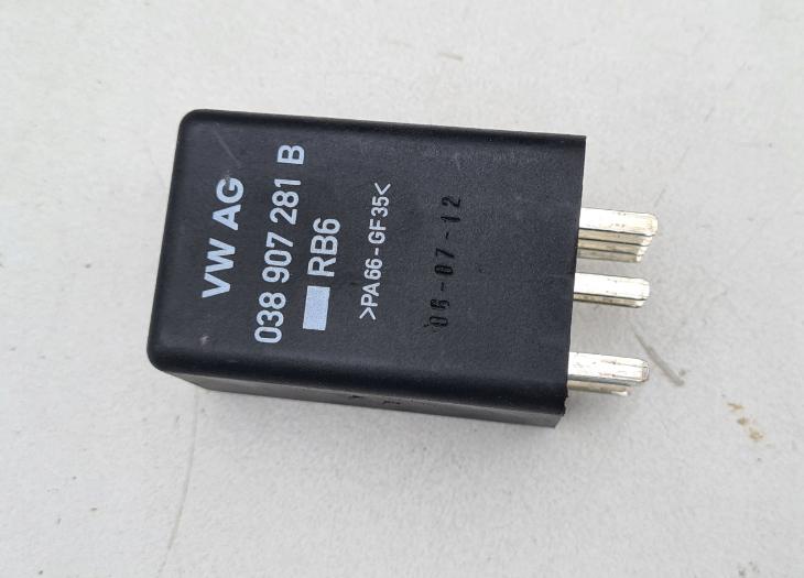 Volkswagen Passat B7  Audi VW Skoda Seat  relé sviečok žhavenia 0281003032 038907281B