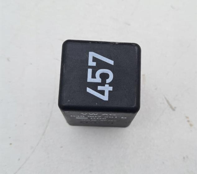 Volkswagen Passat B7  Audi VW Skoda Seat  relé sviečok žhavenia 0281003032 038907281B