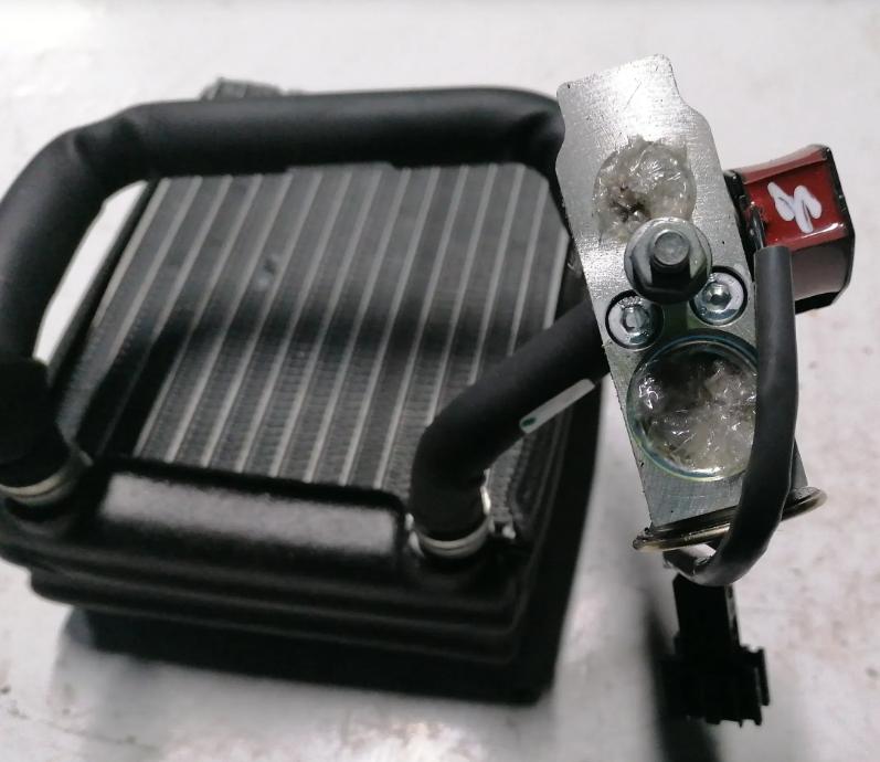 MERCEDES BENZ R R 500 Výhrevné teleso, radiátor kúrenia klimatizácie A1648300184