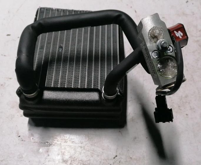 MERCEDES BENZ R R 500 Výhrevné teleso, radiátor kúrenia klimatizácie A1648300184