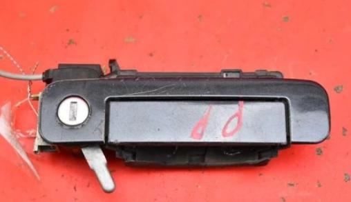 AUDI A3 8L 96-00 kľučka predný pravá vonkajšia 8D0837208A