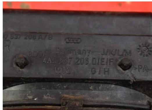 AUDI A3 8L 96-00 kľučka predný pravá vonkajšia 8D0837208A