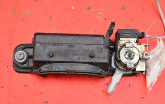 AUDI A3 8L 96-00 kľučka predný pravá vonkajšia 8D0837208A