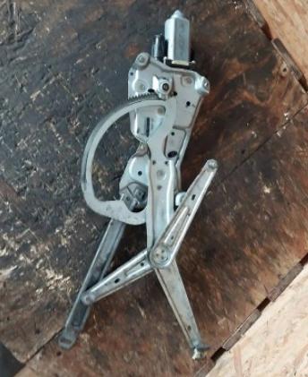 Bmw 3 e36 1991-2000  mechanizmus okná predné ľavý 8360977