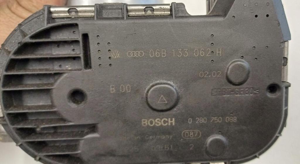 AUDI A4 B6 2.0 Škrtiaca klapka  06B133062H 0280750088