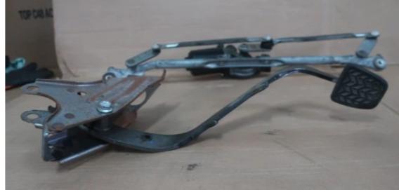 TOYOTA AVENSIS T25 1.8 2.0 spojkový pedál