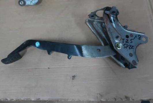 TOYOTA AVENSIS T25 1.8 2.0 spojkový pedál 