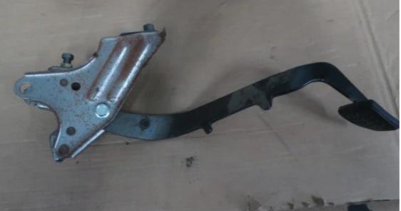 TOYOTA AVENSIS T25 1.8 2.0 spojkový pedál